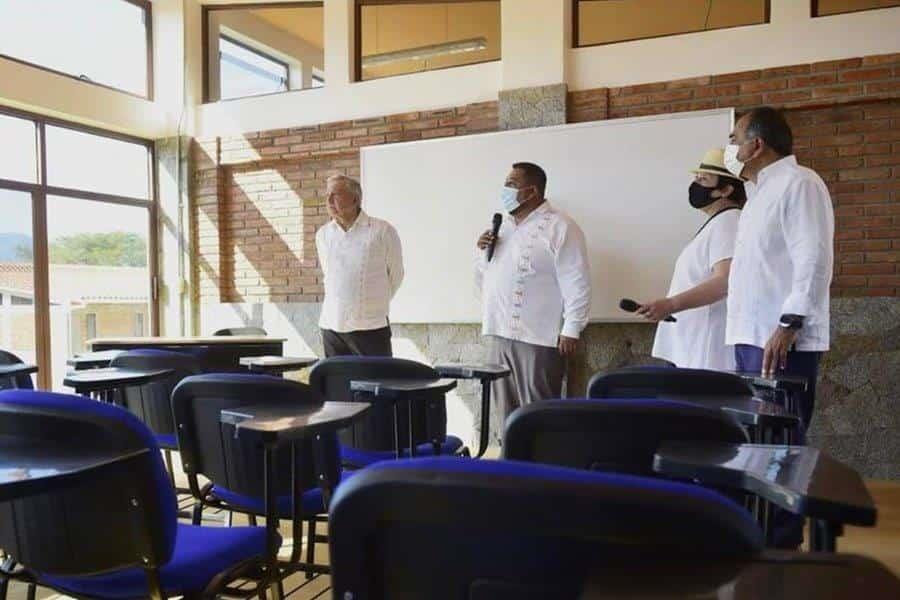 Acepta AMLO recibir menos vacunas