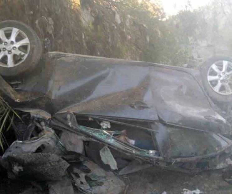 Volcadura deja dos muertos en García