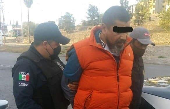 Arrestan a hombre en auto robado