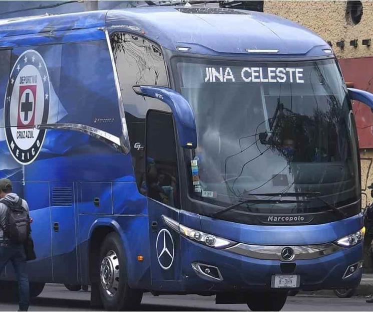 Aficionados de La Máquina los reciben con huevazos