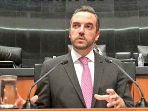 Citan a exsenador por acusaciones en su contra