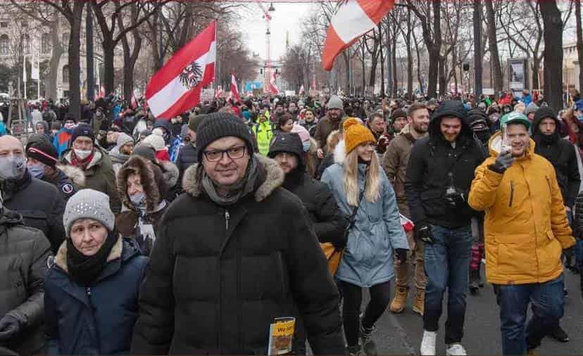 Protestan miles en Viena contra el confinamiento