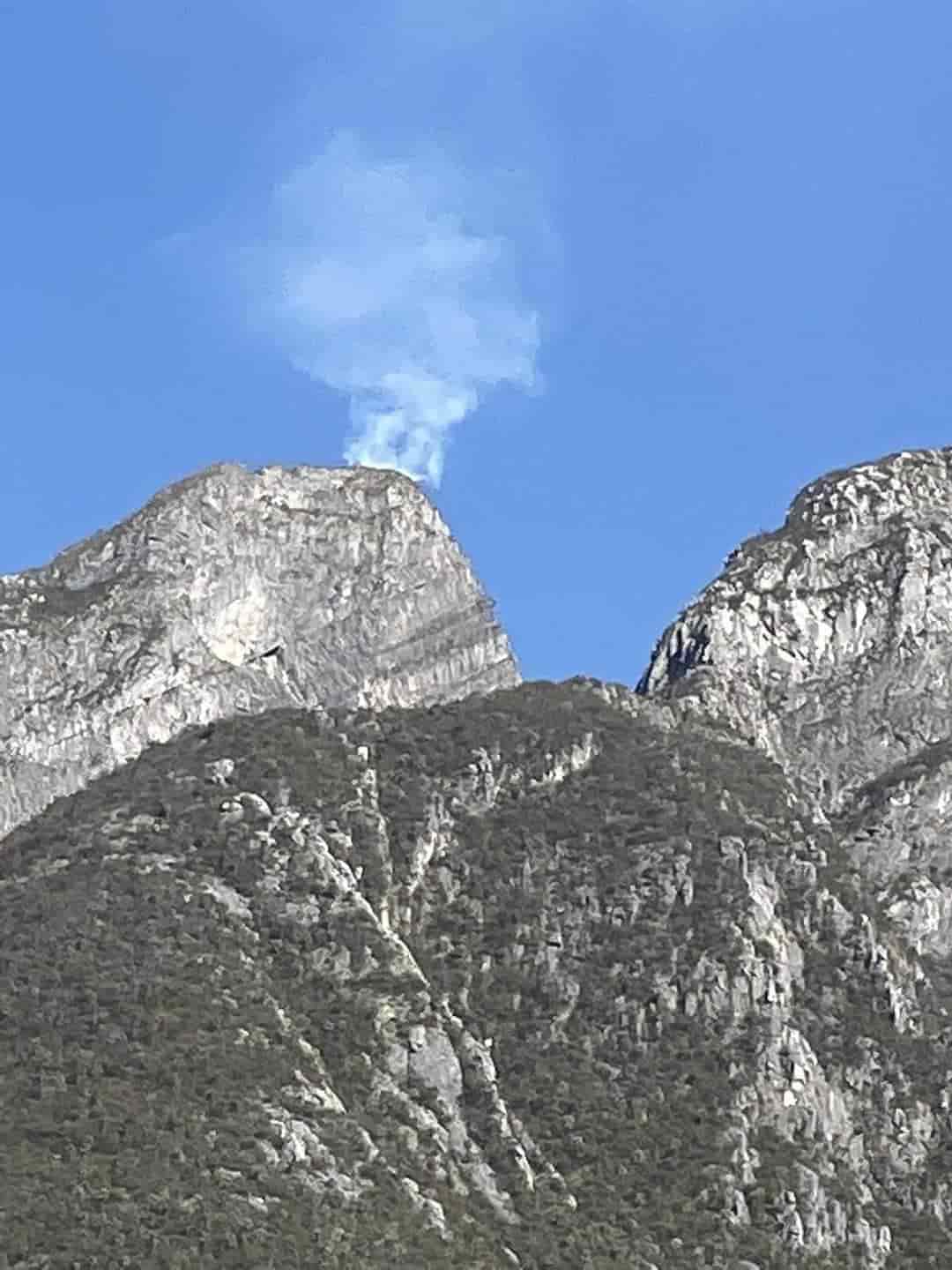 Combaten el incendio que se registra en el Cerro de la Silla.