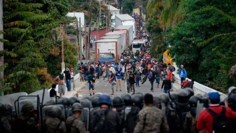 Guatemala desaloja a 7 mil hondureños de caravana migrante