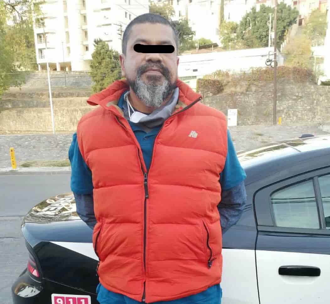 Lo detienen en un vehículo sin placa delantera y con serie alterada