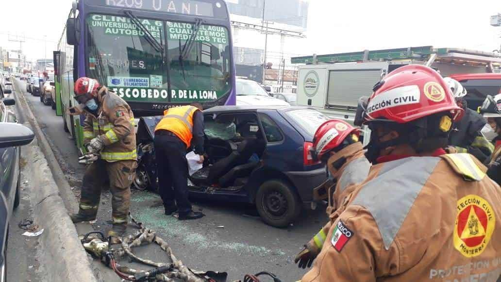 Rescatan a conductora prensada