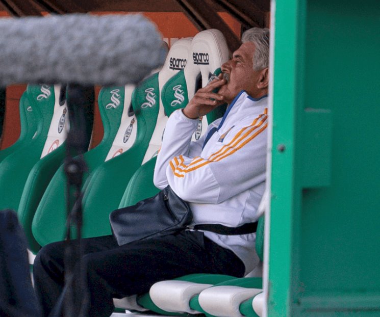 Le dan al Tuca un juego de sanción por fumar