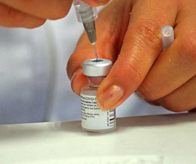 Se mantiene compromiso de vacunar a adultos mayores