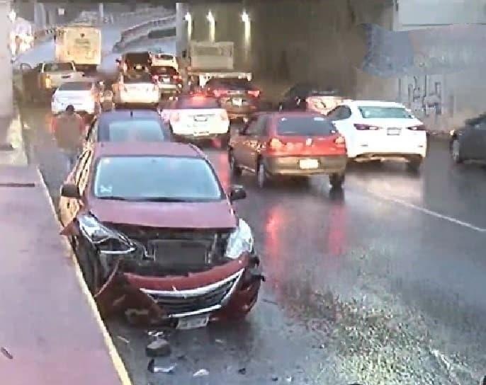 Choque provoca caos vial en Av. Fidel Velázquez