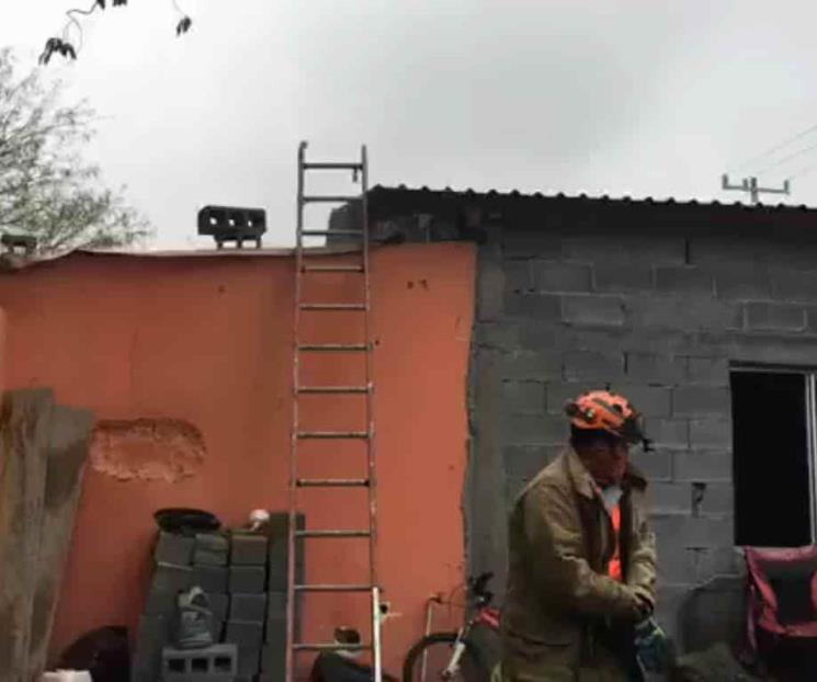 Acaba incendio con vivienda