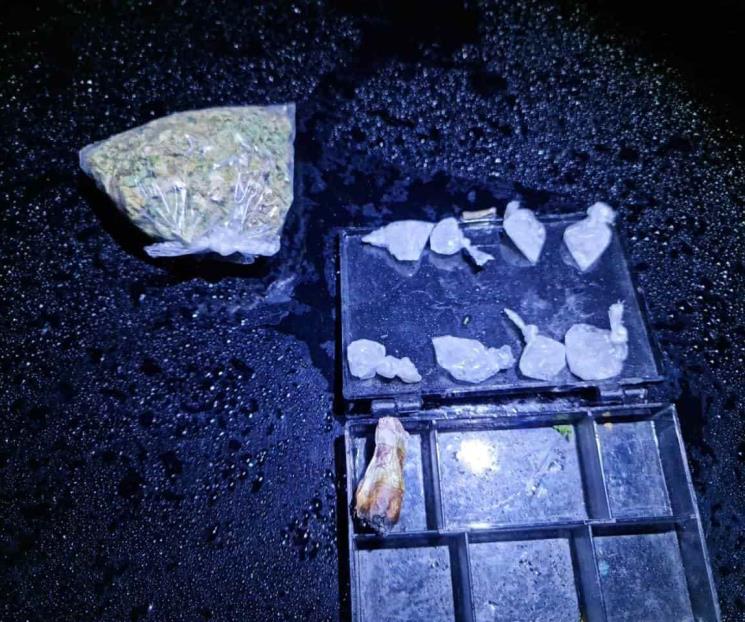 Detienen a dos con drogas Detienen a dos con drogas