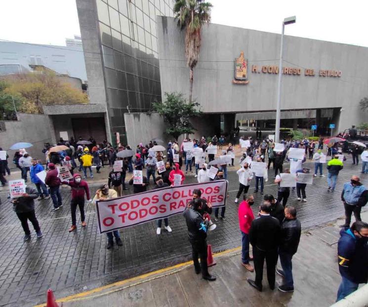 Arman plantón trabajadores del clúster de entretenimiento