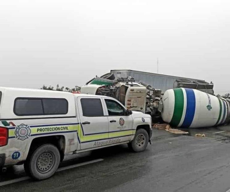 Vuelca camión revolvedora en García