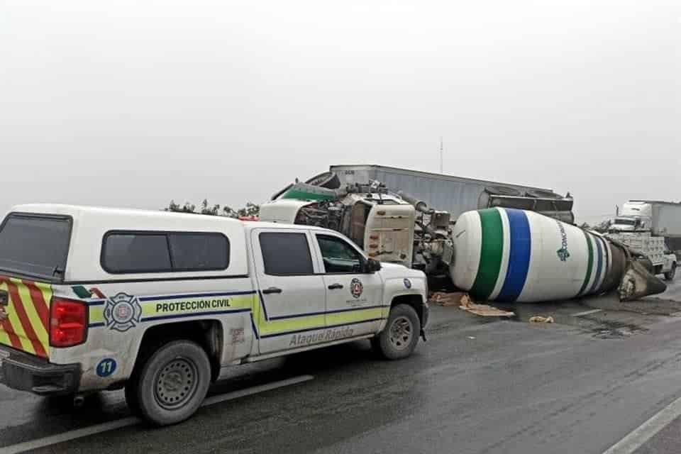 Se volcó un camión tipo revolvedora en el municipio de García