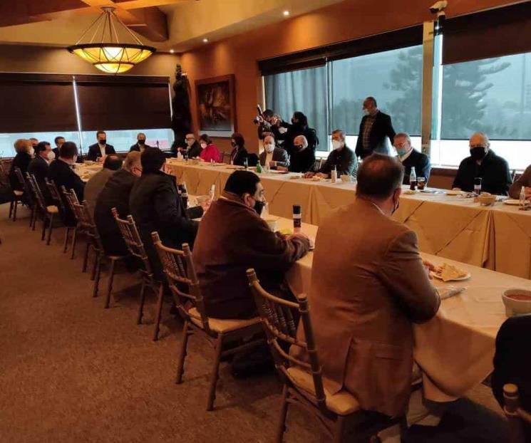 Respaldan a Adrián ex gobernadores