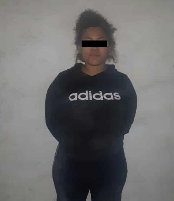 Arrestan a mujer en camioneta robada en Col. Moderna