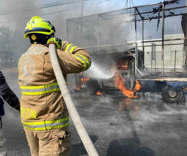 Arde camioneta de carga