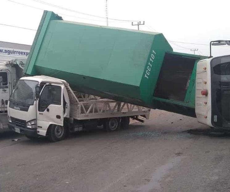 Camión se queda sin frenos y provoca choque en Escobedo