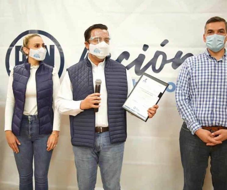 Recibe Nava constancia como candidato a la alcaldía de SC
