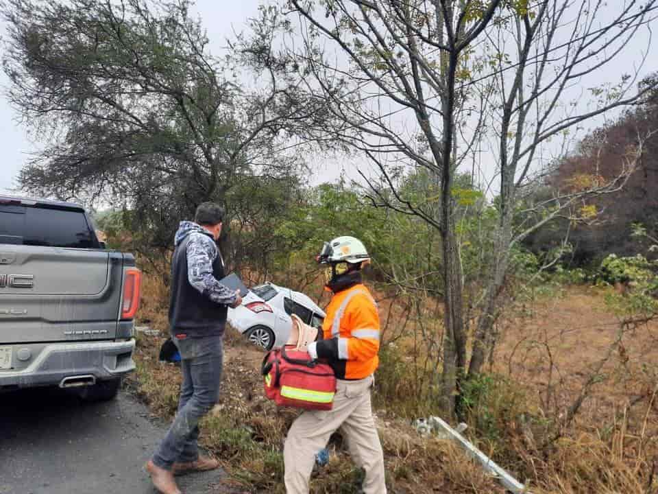 El exceso de velocidad y pavimento mojado fue lo que ocasionaron el vehículo, terminara saliendo de la carpeta asfáltica