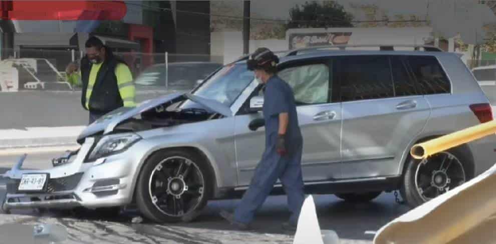 Estrella camioneta contra base de puente