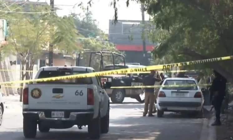 Encuentran a hombre sin vida en auto abandonado