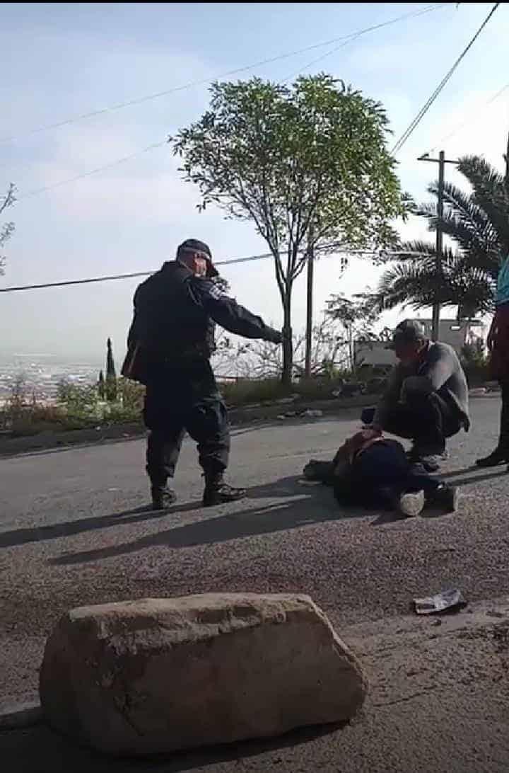 Hombre queda grave al pegarse en la cabeza en Escobedo