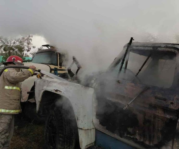 Investigan incendio de vehículos chatarra