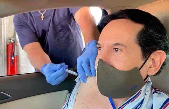 Origel responde a sus atacantes tras vacunarse de Covid