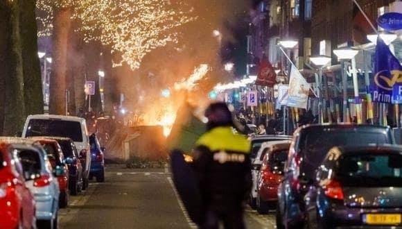 Continúan protestas contra toque de queda en Países Bajos Continúan protestas contra toque de queda en Países Bajos