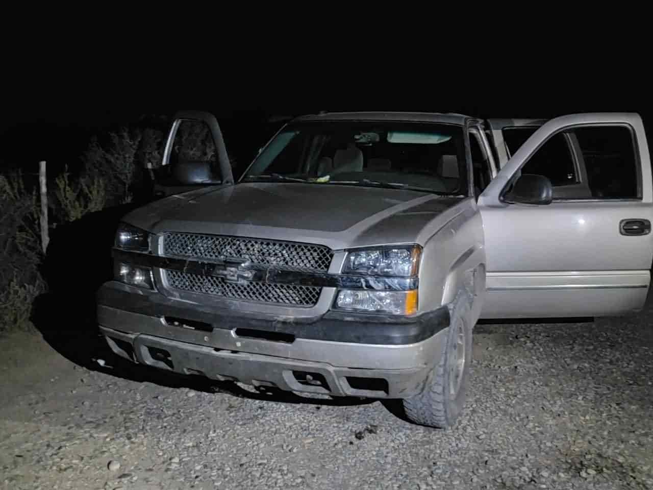 Hombres armados dejó abandonada una camioneta y se dieron a la fuga