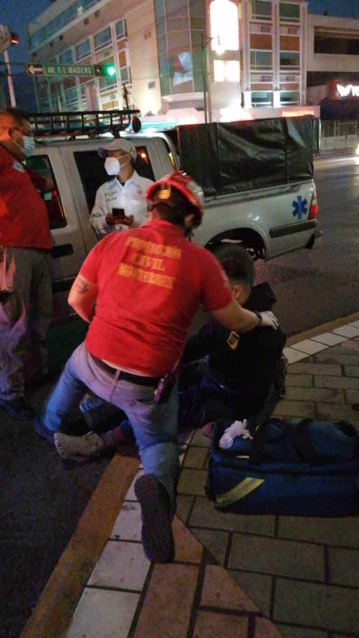 El choque y volcadura de un auto y una camioneta, dejó ayer una persona lesionada