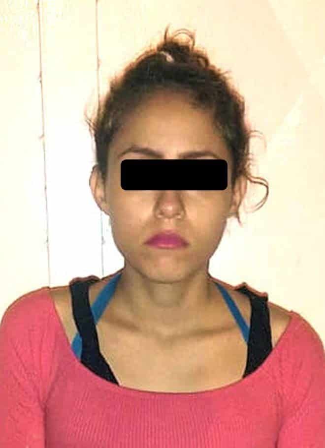 Circulaba en una motocicleta con las luces apagadas y les encontraron droga