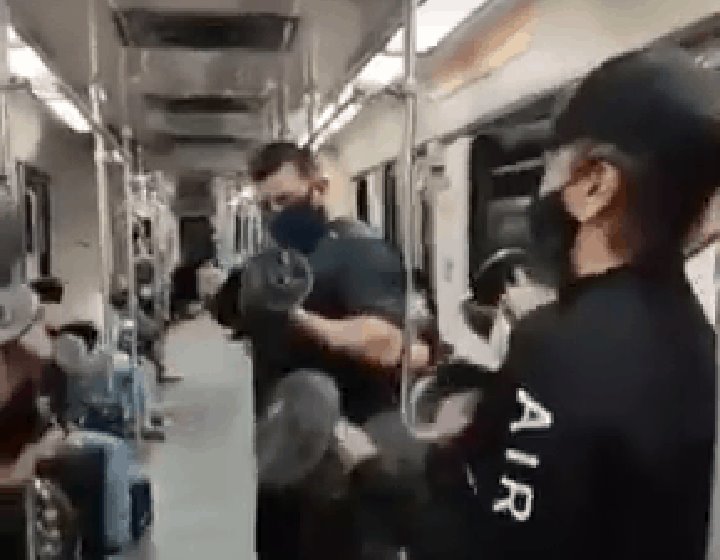 Protestan trabajadores de gimnasios en el Metro Protestan trabajadores de gimnasios en el Metro