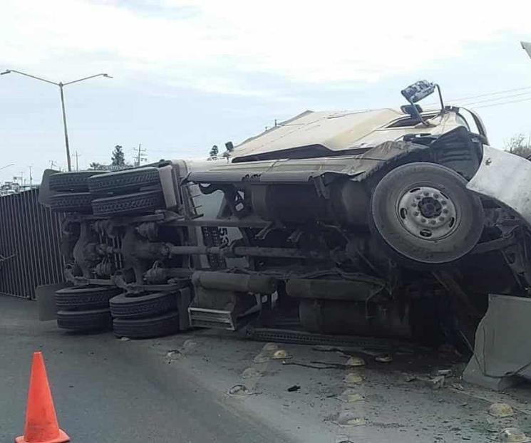 Estrella tráiler contra muro de contención Estrella tráiler contra muro de contención