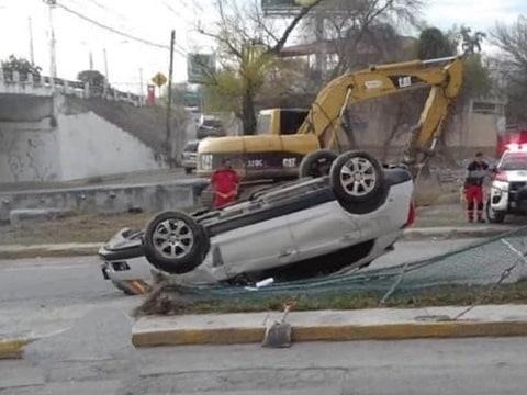 Resulta herido en volcadura