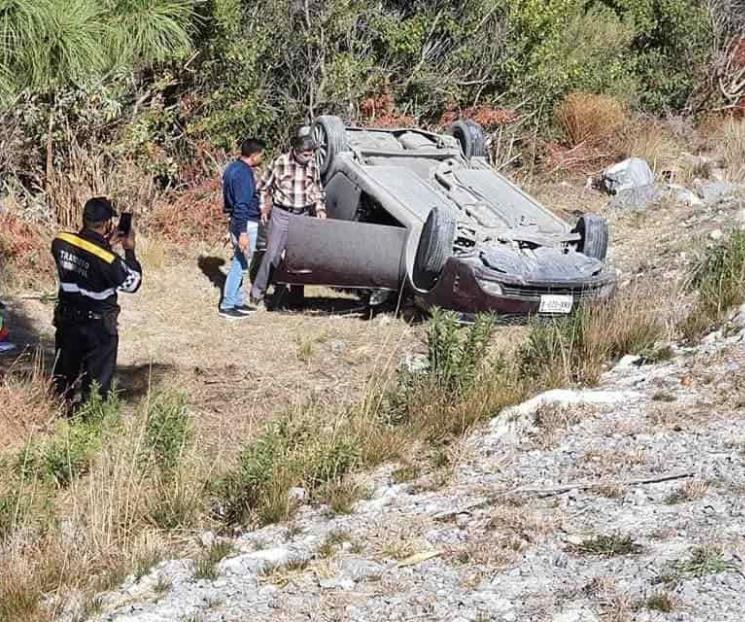 Sobrevive mujer a volcadura Sobrevive mujer a volcadura