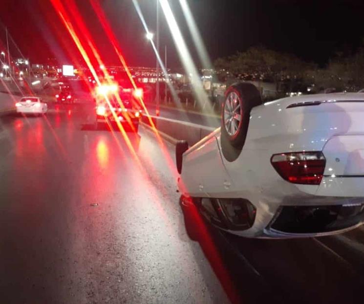 Conductor termina con lesiones al volcar en Av. Leones Conductor termina con lesiones al volcar en Av. Leones