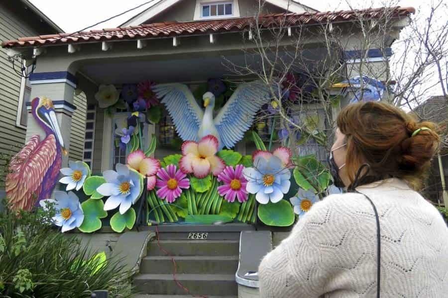 Mardi Gras, sin desfiles adornan casas
