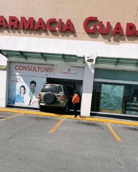 Incrusta camioneta en farmacia Incrusta camioneta en farmacia