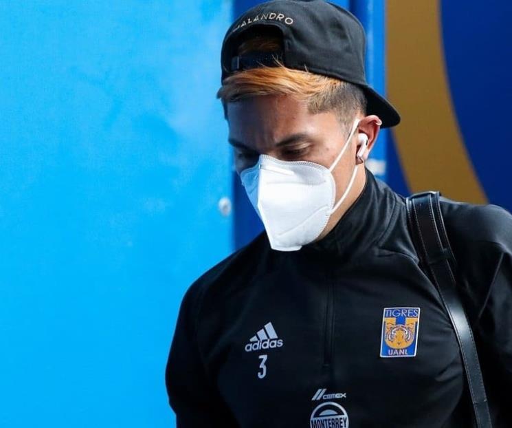 Carlos Salcedo se enfrasca en discusión con aficionado Carlos Salcedo se enfrasca en discusión con aficionado
