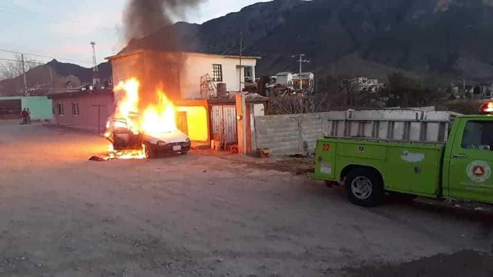 Se incendia auto frente a domicilio en Galeana Se incendia auto frente a domicilio en Galeana