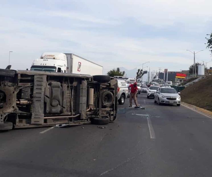 Vuelca camioneta y sale herido