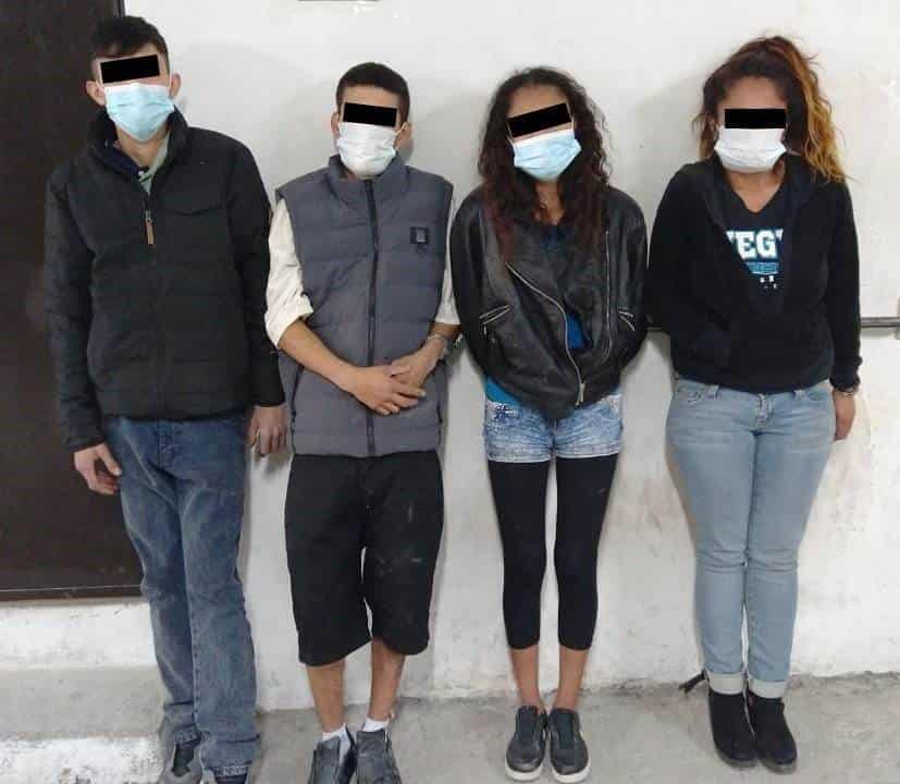Cuatro jóvenes que iban a bordo de un vehículo con reporte de robo