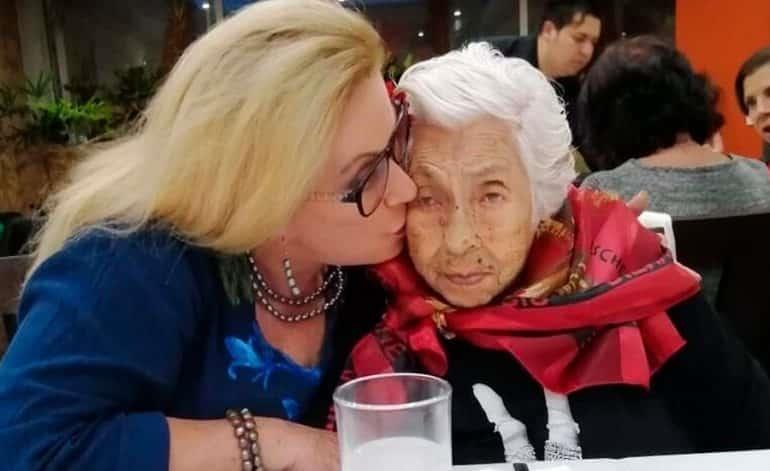 Laura Zapata y su abuela, con un pie afuera del asilo