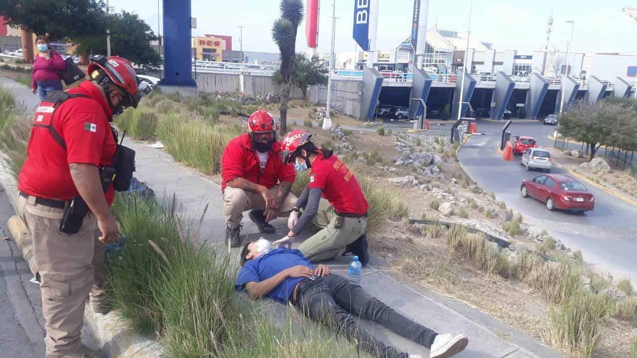 El conductor resultó lesionado, luego de volcar su unidad