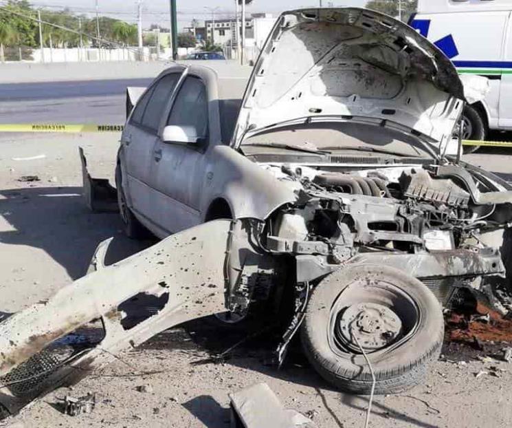 Auto choca contra poste en Carretera Monterrey-Laredo Auto choca contra poste en Carretera Monterrey-Laredo