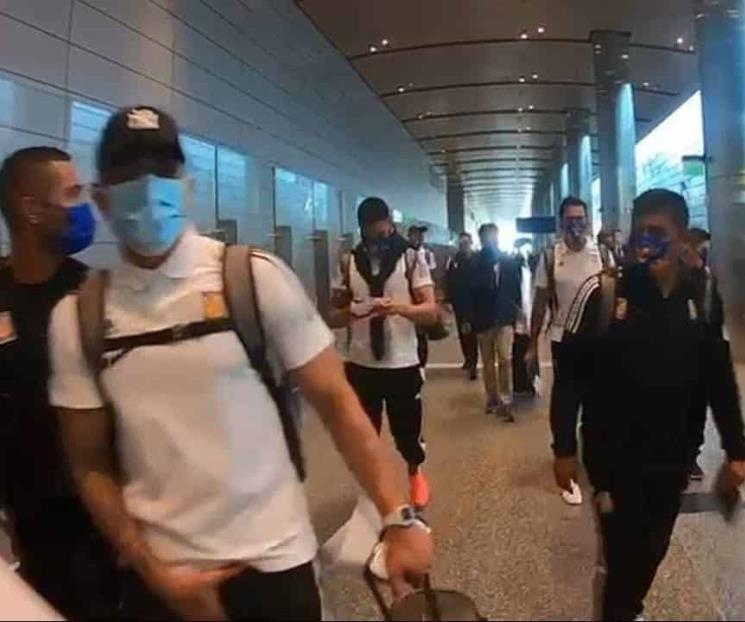 Salcedo y su seña obscena al arribar a Qatar