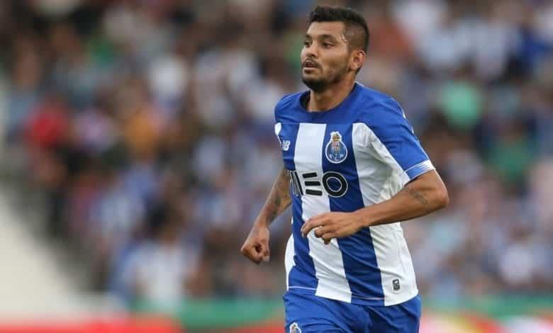 ‘Tecatito’ anota, sale lesionado