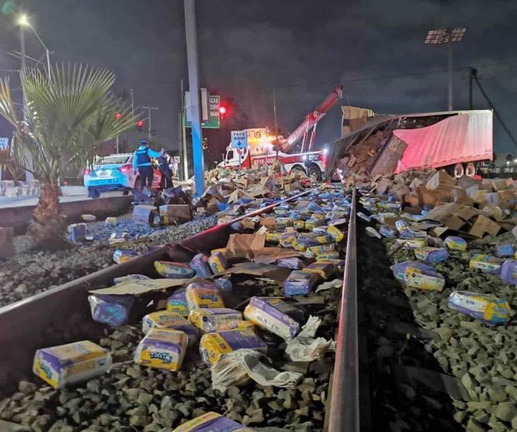 Tren impacta tráiler en Escobedo